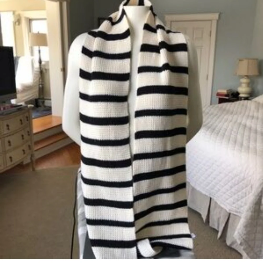 Classic GAP Black and Cream Striped Knit Scarfx